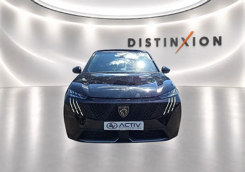 Vue avant d'un Peugeot 3008 noir 1.2 hybrid 145 GT avec calandre noire et phares LED distinctifs.