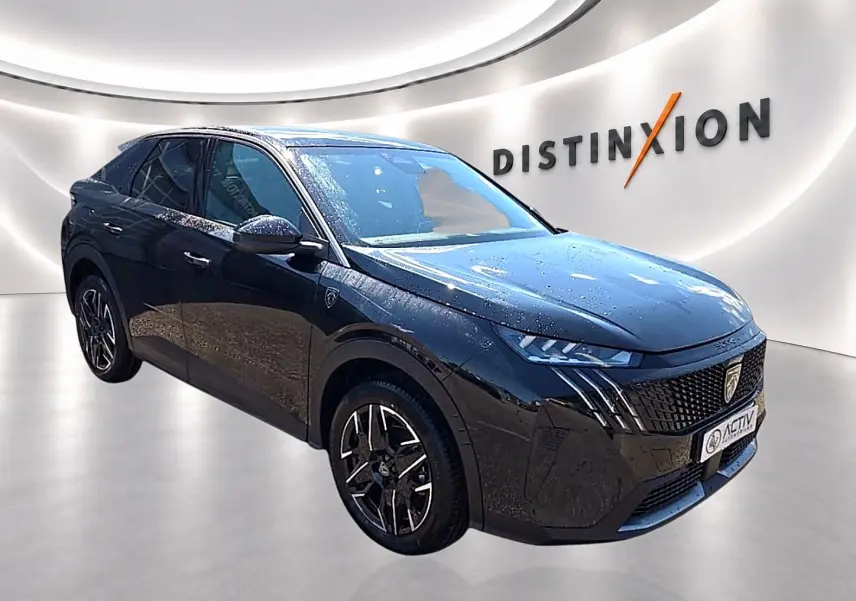 Peugeot 3008 noir vue 3/4 avant droit en intérieur avec jantes alu et calandre distinctive GT.