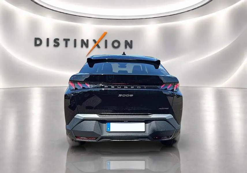 Vue arrière d’un Peugeot 3008 noir hybride 2026 avec feux LED distinctifs et becquet arrière en showroom.