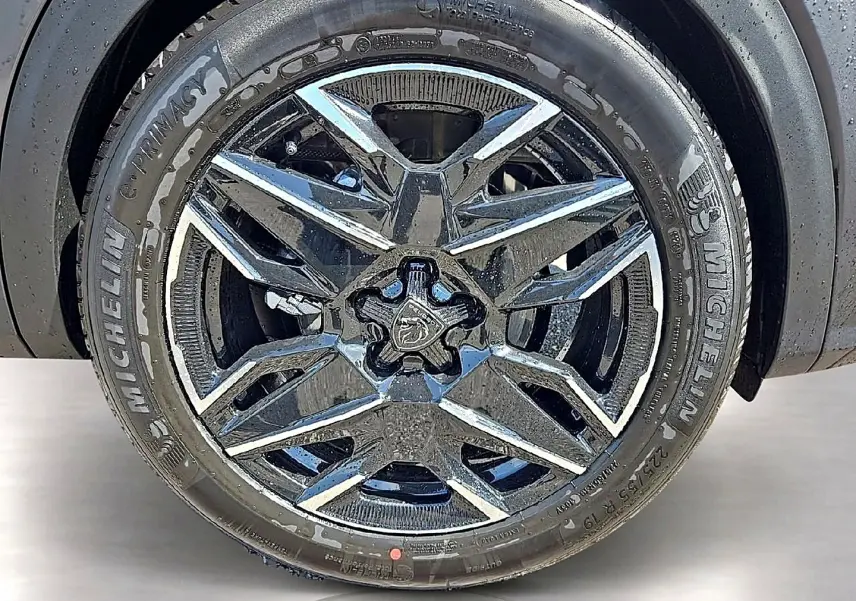 Gros plan sur la jante alu noire et argentée du Peugeot 3008 1.2 hybrid 145 GT, avec pneu Michelin visible.