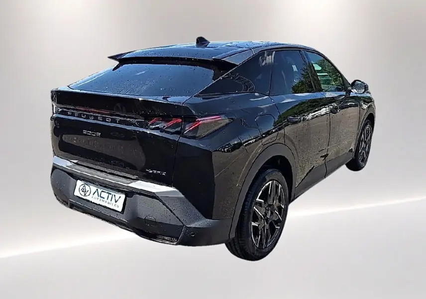 Peugeot 3008 noir vue 3/4 arrière droit, avec jantes alu et feux arrière LED distinctifs.