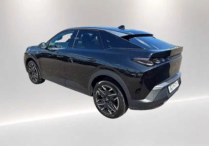Vue 3/4 arrière droite d’un Peugeot 3008 noir brillant avec jantes alliage et feux arrière LED distinctifs.