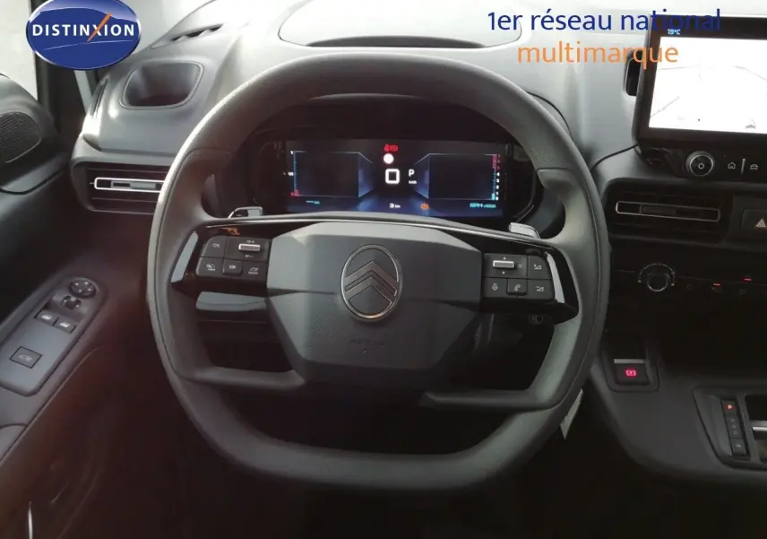 Vue intérieure centrée sur le volant multifonction d’un Citroën Berlingo XL 2026 avec tableau de bord digital.