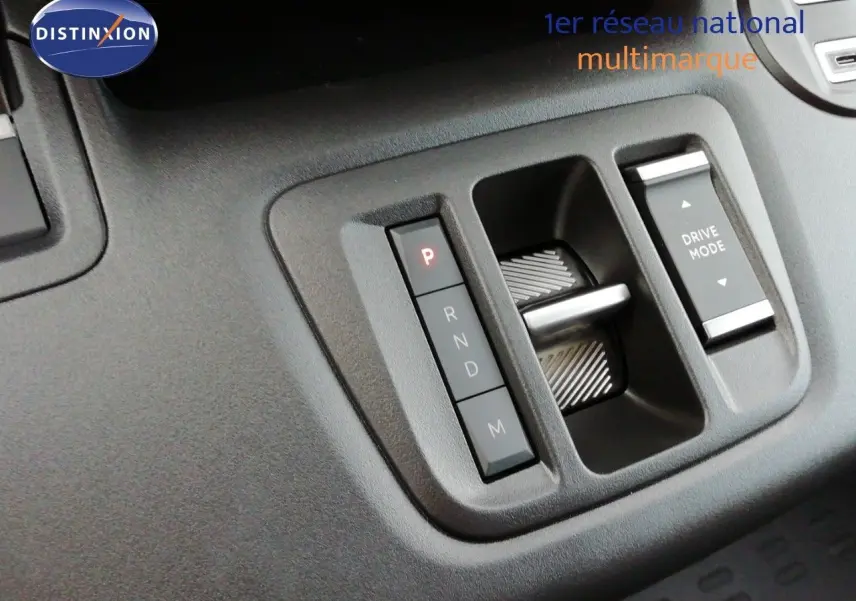 Gros plan sur la commande de boîte automatique et le sélecteur de mode de conduite du Citroën Berlingo XL blanc Icy.