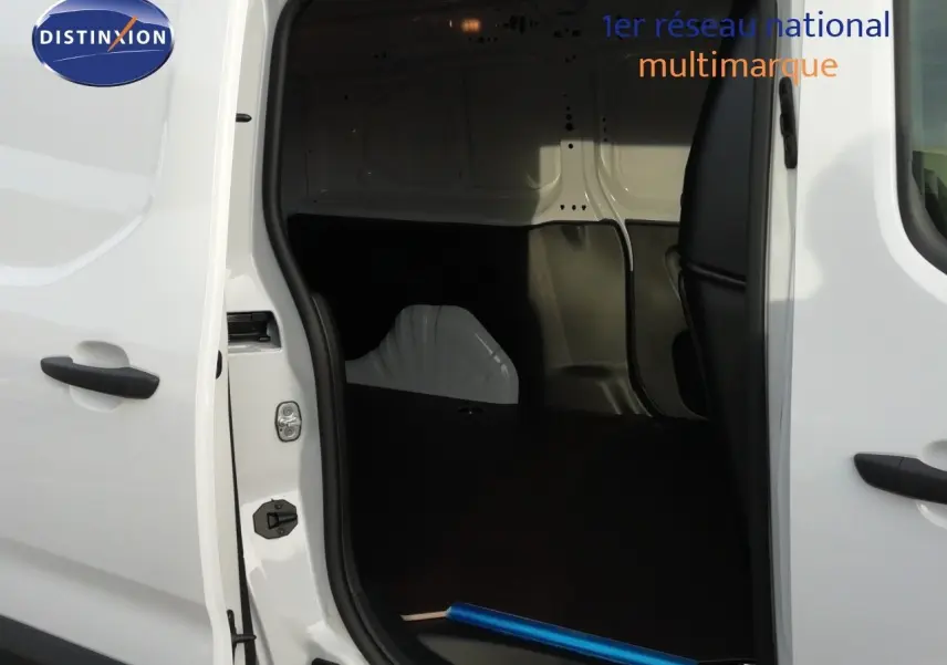 Vue latérale droite du Citroën Berlingo XL blanc Icy avec porte coulissante ouverte sur l’espace de chargement vide.