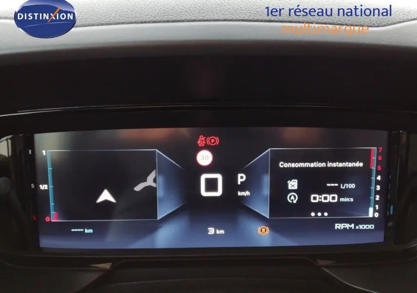 Tableau de bord numérique du Citroën Berlingo XL blanc, affichant la vitesse, consommation et navigation en vue frontale.