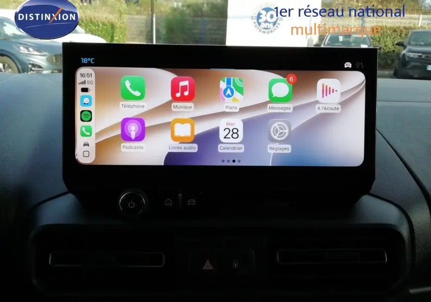 Écran tactile central affichant des applications de smartphone dans l’habitacle d’un Citroën Berlingo blanc, vue intérieure frontale.