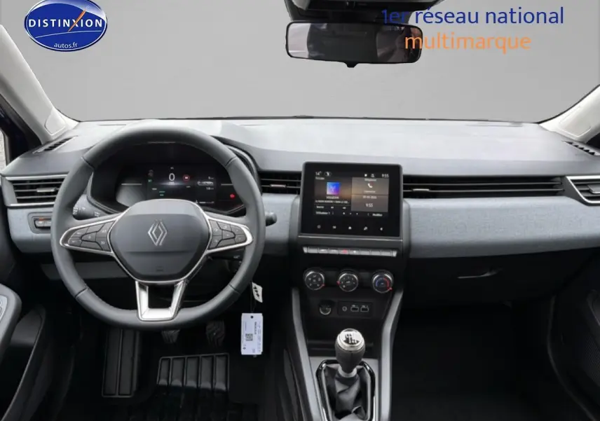 Intérieur de la Renault Clio V bleu iron, vue frontale du tableau de bord avec volant multifonction et écran tactile central.
