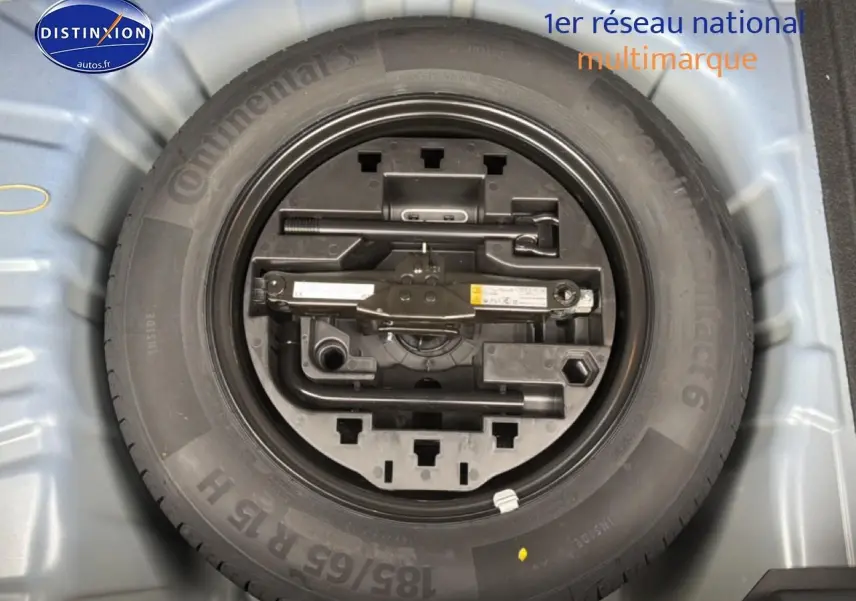 Roue de secours avec outillage intégré dans le coffre d'une Renault Clio V Bleu iron, vue de dessus.