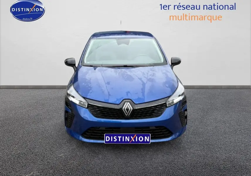 Renault Clio V bleu iron vue de face, mettant en valeur sa calandre noire et ses phares LED fins.