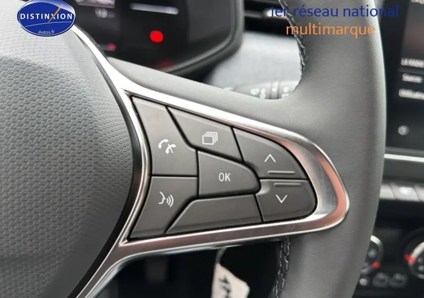 Gros plan sur les commandes multifonctions du volant côté gauche de la Renault Clio V Bleu Iron.