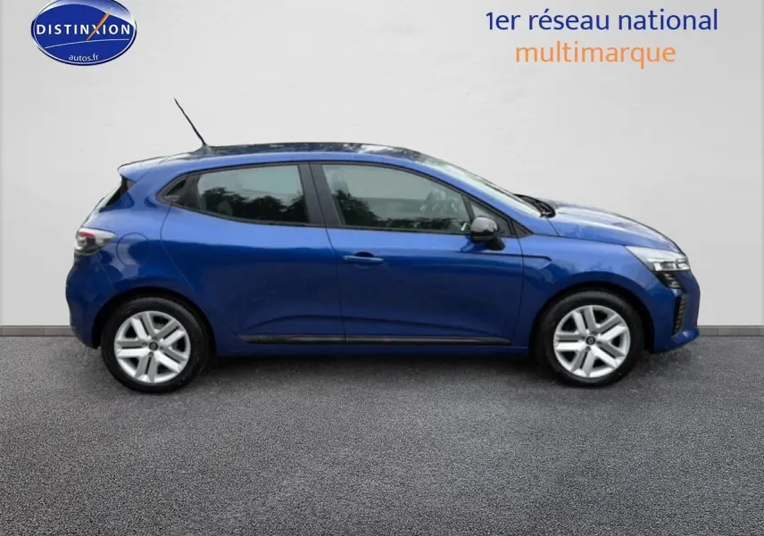 Profil côté gauche d'une Renault Clio V bleu iron avec jantes alliage et poignées ton carrosserie.