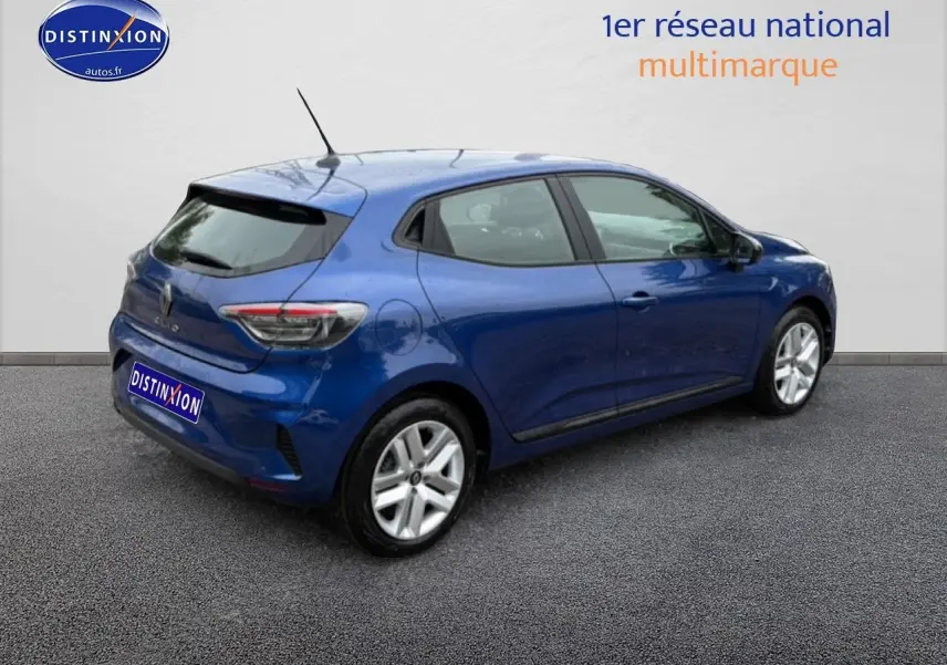 Renault Clio V bleu iron vue 3/4 arrière côté droit, avec feux arrière LED et jantes alliage.