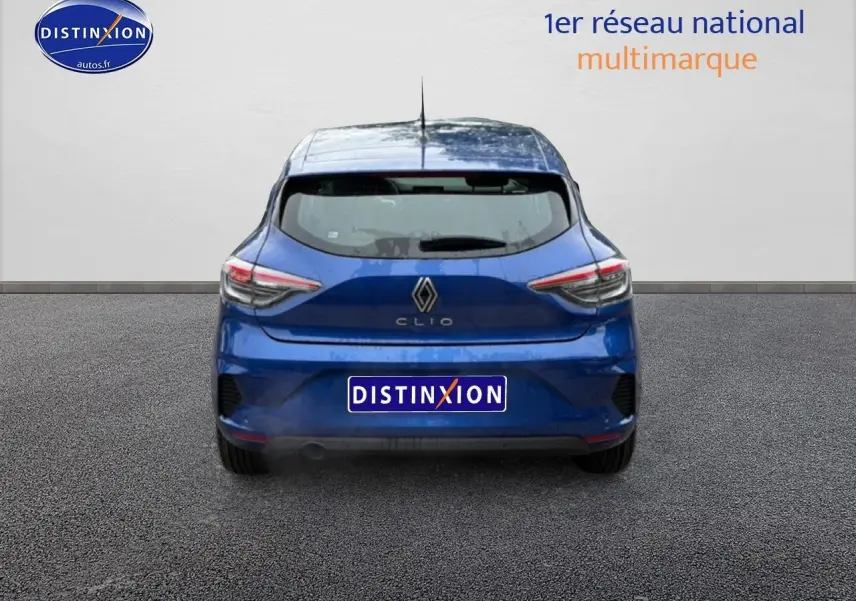 Vue arrière d'une Renault Clio V bleu iron avec feux arrière LED et becquet sur fond neutre.