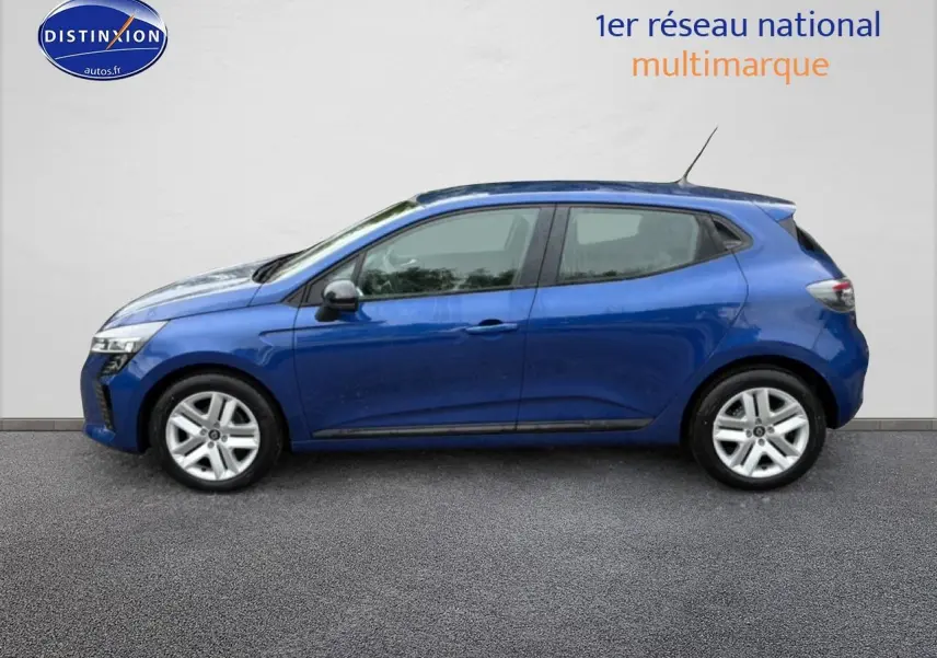 Profil droit de la Renault Clio V bleu iron 2026 avec jantes alliage et poignées ton carrosserie visibles.