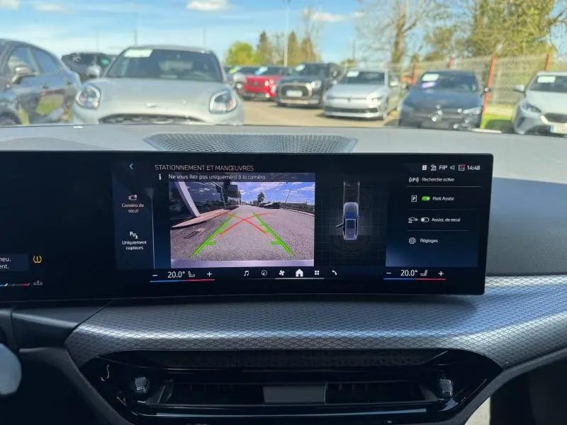Vue intérieure du tableau de bord de la BMW Série 3 320dA xDrive M Sport 2025, écran affichant la caméra de recul.