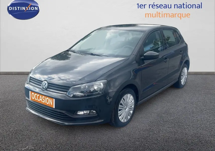 Volkswagen Polo noire vue en 3/4 avant droit, avec jantes standard et plaque "OCCASION" orange.