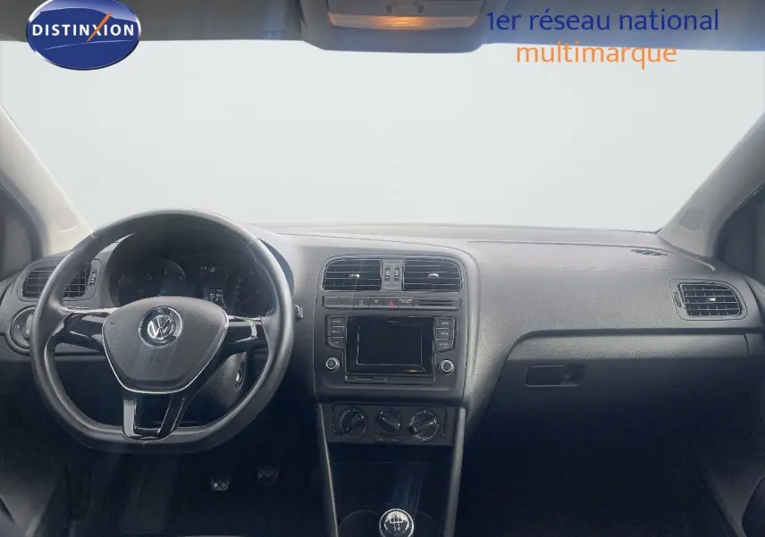 Vue intérieure frontale du tableau de bord et volant noir d'une Volkswagen Polo 2016 avec boîte manuelle.