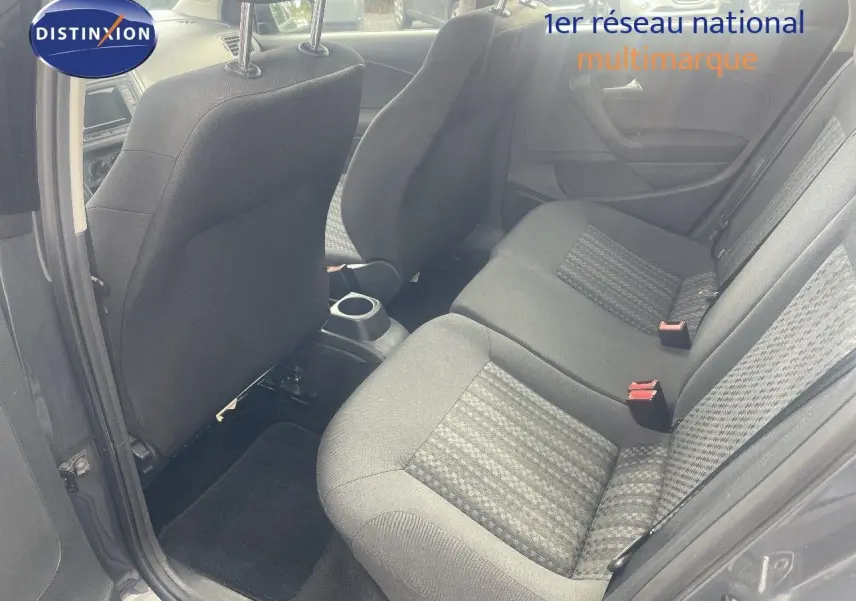 Vue intérieure côté gauche sur les sièges arrière tissu gris à motifs d'une Volkswagen Polo noire de 2016.