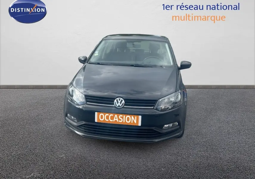 Volkswagen Polo noire vue de face, avec plaque "OCCASION" et logo VW bien visible sur un fond neutre.
