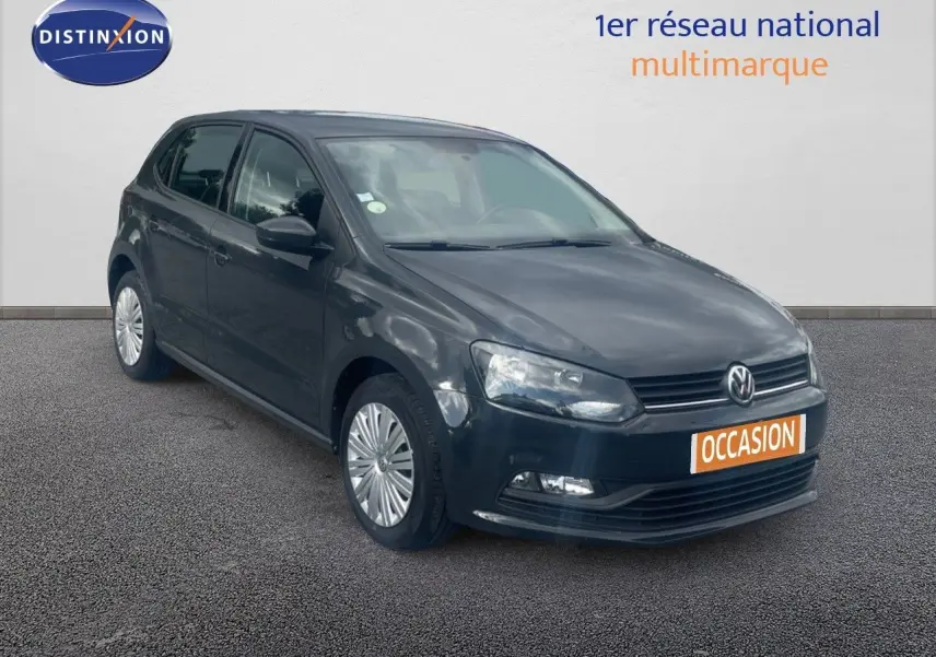 Volkswagen Polo noire vue en 3/4 avant droit, avec plaque "OCCASION" et jantes en alliage simple.