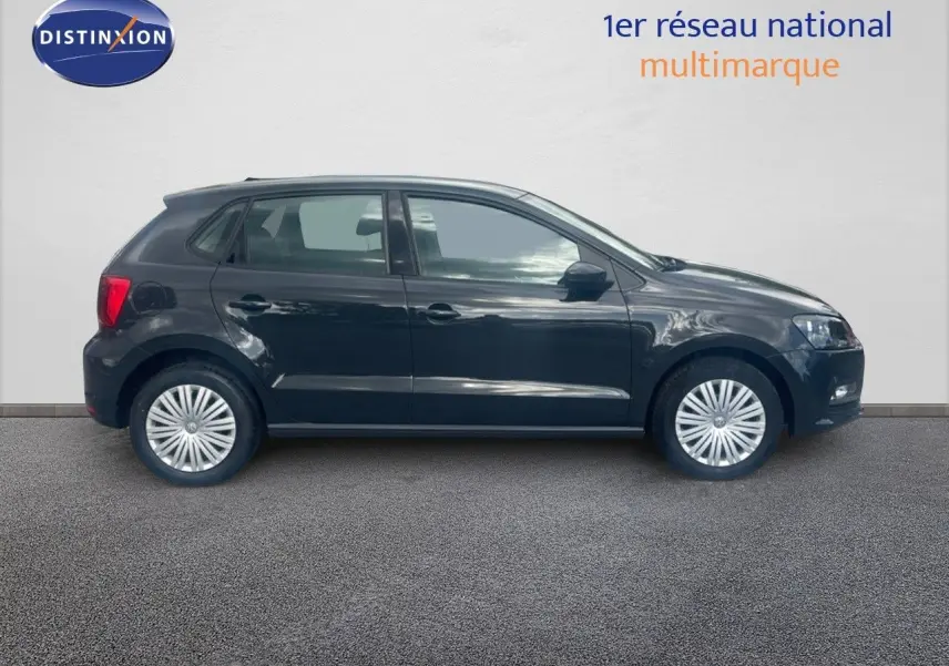 Volkswagen Polo noire vue de profil côté gauche, compacte cinq portes avec jantes à enjoliveurs rayonnants.