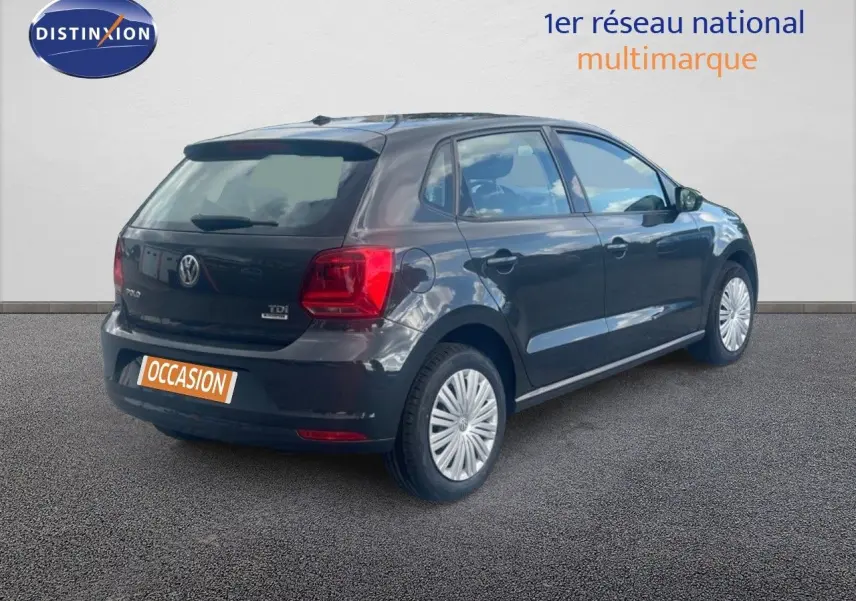 Vue 3/4 arrière droite d'une Volkswagen Polo noire de 2016 avec jantes acier et feux arrière rouges visibles.