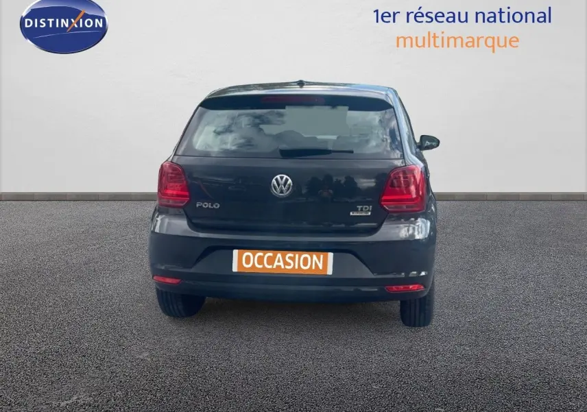 Vue arrière d'une Volkswagen Polo noire 1.4 TDI 2016 avec logo et plaques d'occasion visibles.