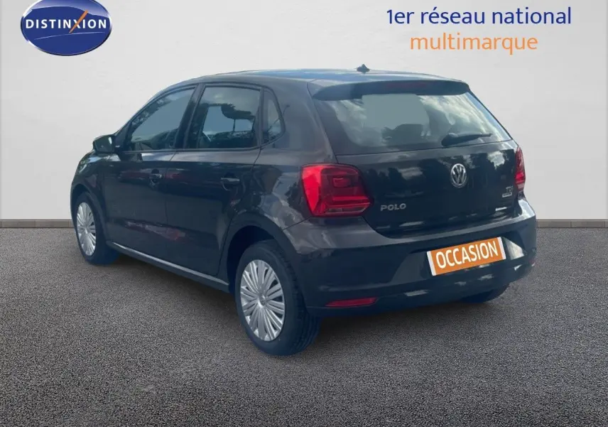 Vue 3/4 arrière droite d'une Volkswagen Polo noire de 2016 avec jantes acier et feux arrière rouges visibles.