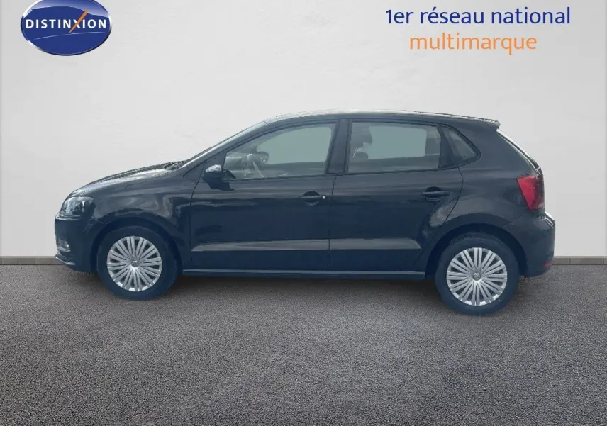 Profil droit d'une Volkswagen Polo noire de 2016, version 1.4 TDI Trendline avec jantes argentées et vitres teintées.
