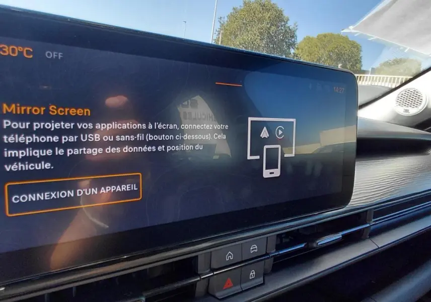 Écran tactile central du tableau de bord du Jeep Avenger 2025, avec haut-parleur JBL visible côté droit.