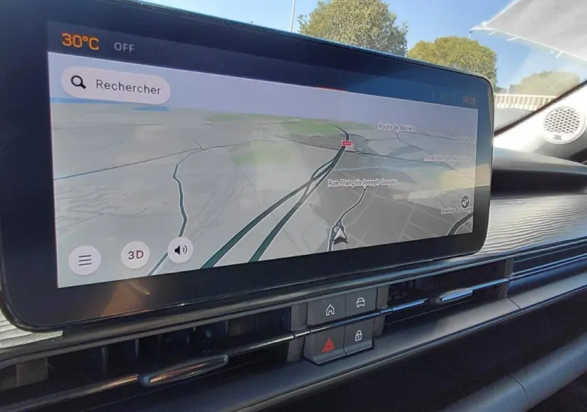 Écran tactile central avec navigation GPS dans l’habitacle du Jeep Avenger blanc, vue côté passager.