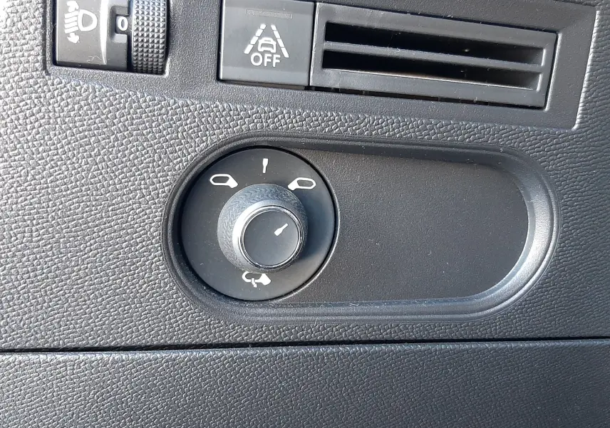 Détail du tableau de bord noir du DS3 Crossback 2021 montrant les commandes d'éclairage et de régulateur de distance.