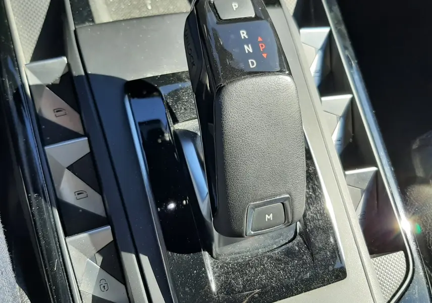 Le levier de boîte automatique noir du DS3 Crossback 2021, vue rapprochée du console centrale.