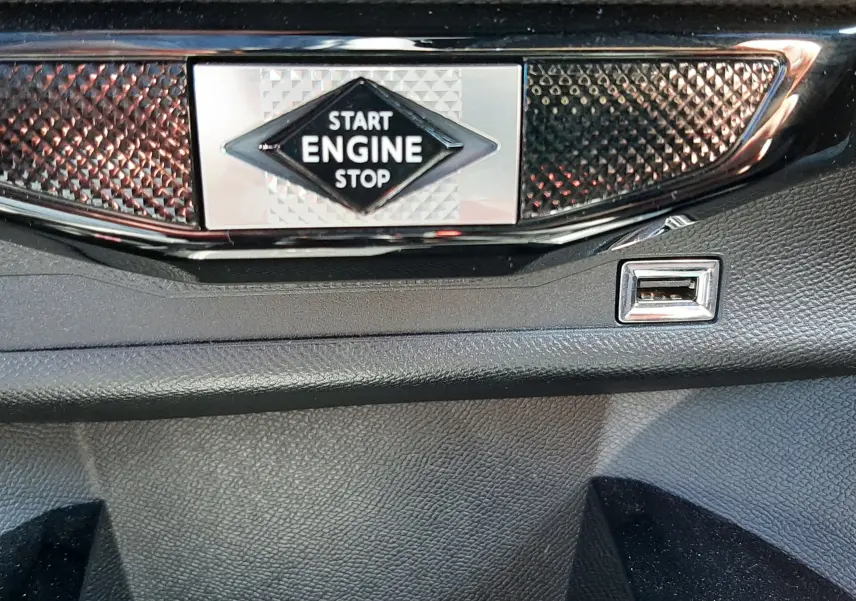 Détail du bouton Start Engine Stop et port USB sur la console noire du DS3 Crossback gris foncé 2021.