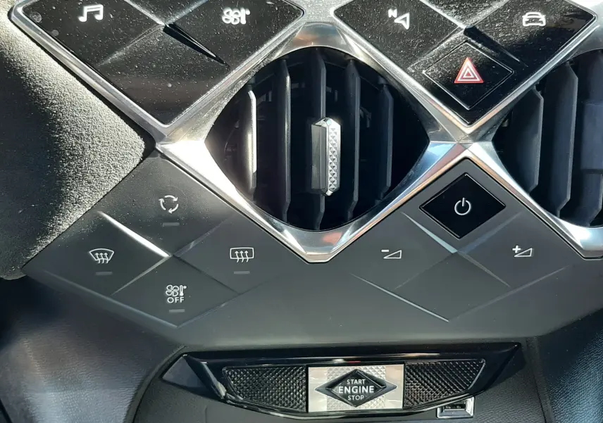 Détail du tableau de bord noir du DS3 Crossback 2021 avec commandes en losange et bouton start/stop central.