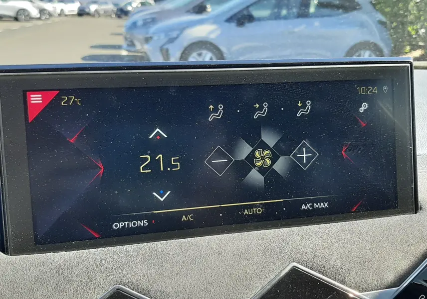 Écran tactile de la climatisation du DS3 Crossback gris foncé, affichant 21,5°C en mode automatique.
