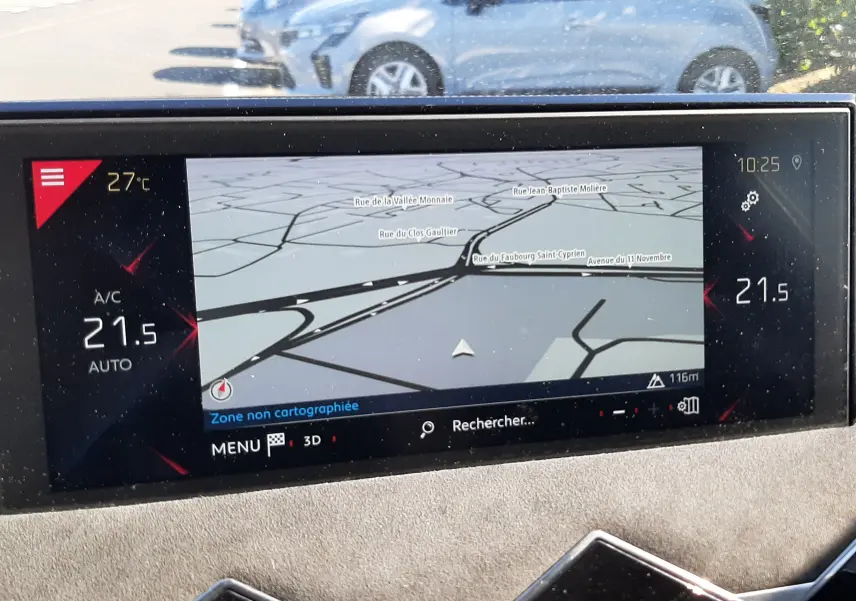 Vue intérieure du tableau de bord du DS3 Crossback 2021 avec écran tactile affichant la navigation et la climatisation à 21,5°C.