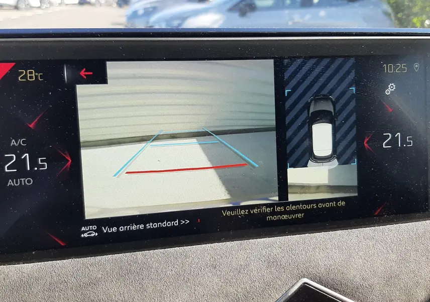 Affichage de la caméra de recul et vue 360° du DS3 Crossback gris foncé, avec guidage de trajectoire visible sur l'écran central.