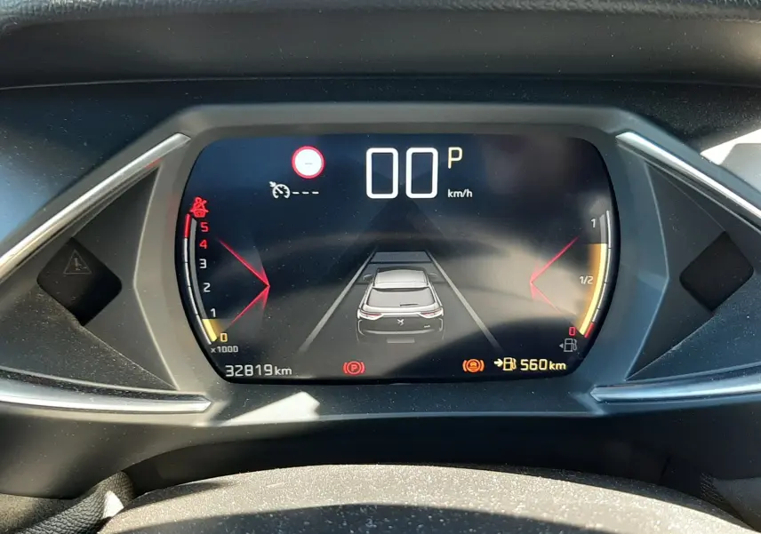 Tableau de bord numérique du DS3 Crossback 2021 montrant la vitesse à 0 km/h et l'autonomie de 560 km.