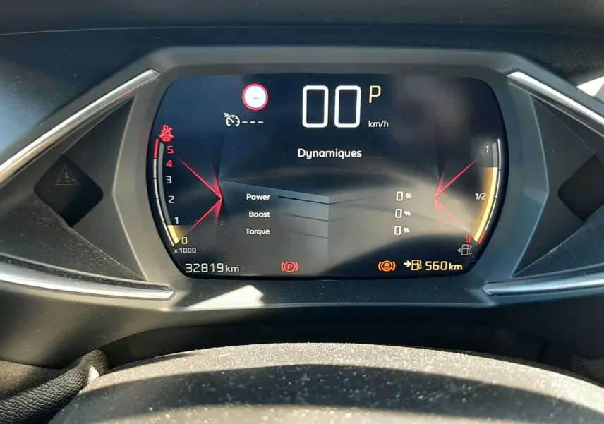 Tableau de bord numérique du DS3 Crossback 2021, affichage dynamique, compteur à 0 km/h, vue frontale rapprochée.