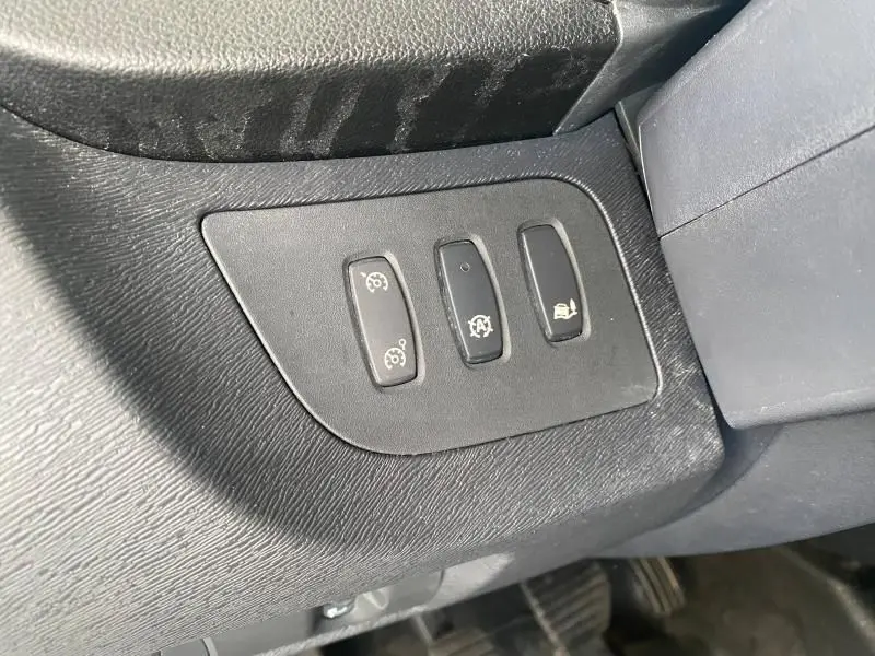 Gros plan sur les commandes de régulateur de vitesse, arrêt/redémarrage auto et aide au démarrage en côte du Renault Kangoo Express blanc.