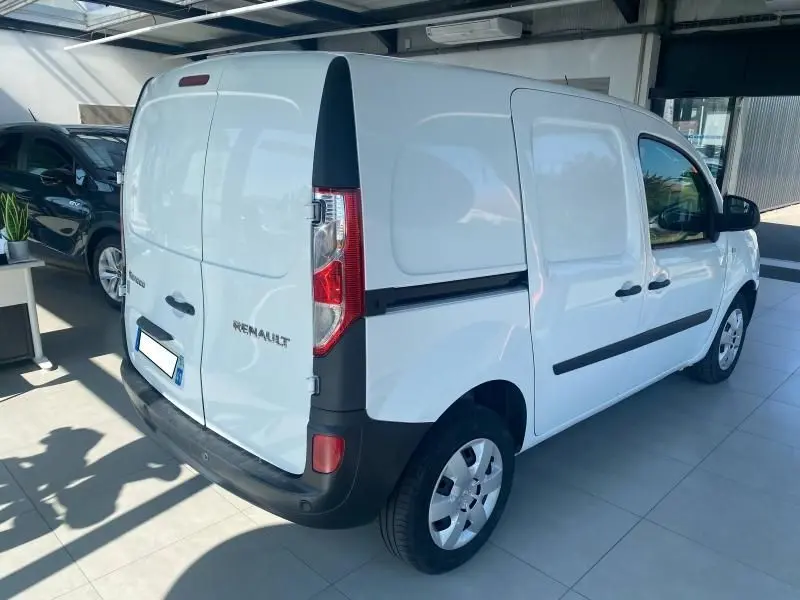 Vue 3/4 arrière droite du Renault Kangoo Express blanc, avec portes arrière fermées et protections latérales noires visibles.