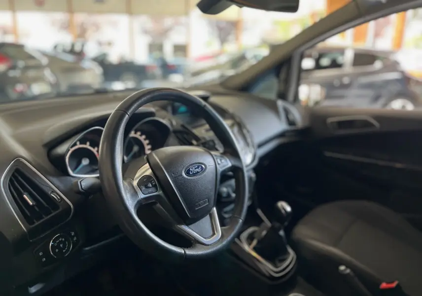 Intérieur noir de la Ford B-MAX 1.0 EcoBoost 125 titanium 2015, vue côté conducteur sur volant et tableau de bord.