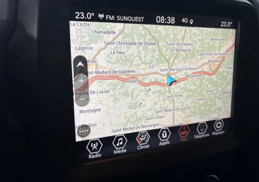 Écran tactile de navigation du Jeep Renegade 2021 affichant une carte routière en intérieur véhicule.