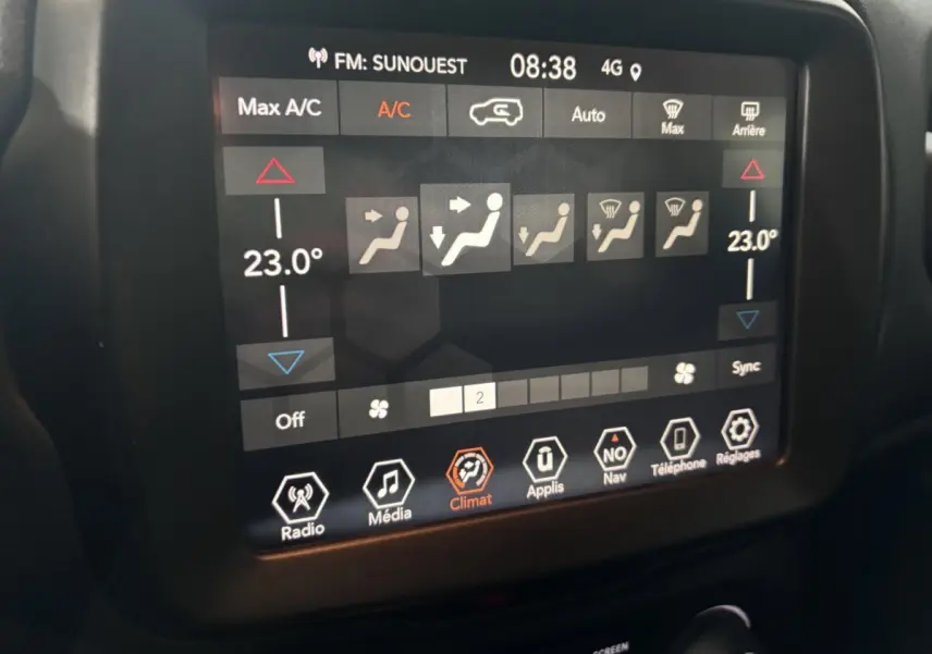 Écran tactile central du tableau de bord du Jeep Renegade bleu 2021 affichant les réglages de climatisation et multimédia.