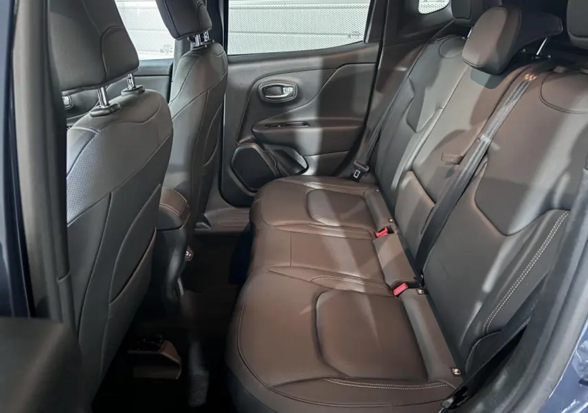 Vue intérieure côté droit sur la banquette arrière cuir noire du Jeep Renegade bleu 2021 hybride rechargeable.