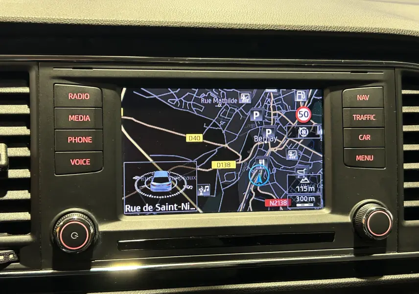 Écran GPS central du tableau de bord d'une SEAT Leon 2014, affichant une carte de navigation en mode nuit.