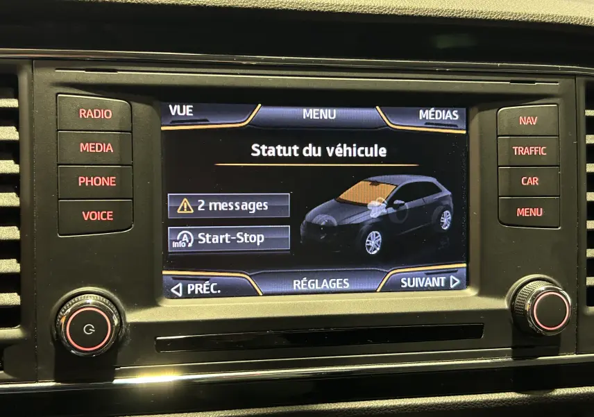 Écran central du tableau de bord montrant le statut du véhicule SEAT Leon noir avec alertes et options Start-Stop.