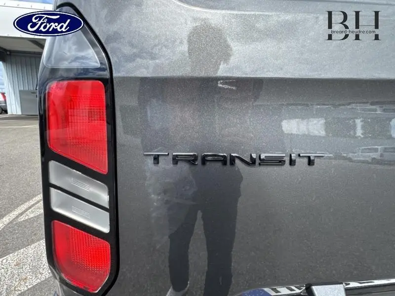 Gros plan sur le feu arrière gauche et le logo Transit du Ford Transit Custom gris Magnetic métallisé.